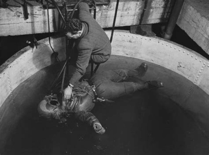 20 Fascinating Vintage Deep Sea Diving Photos