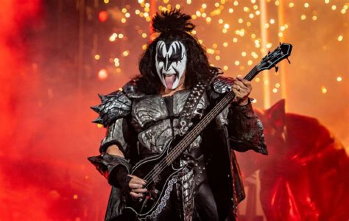 How tall is Gene Simmons