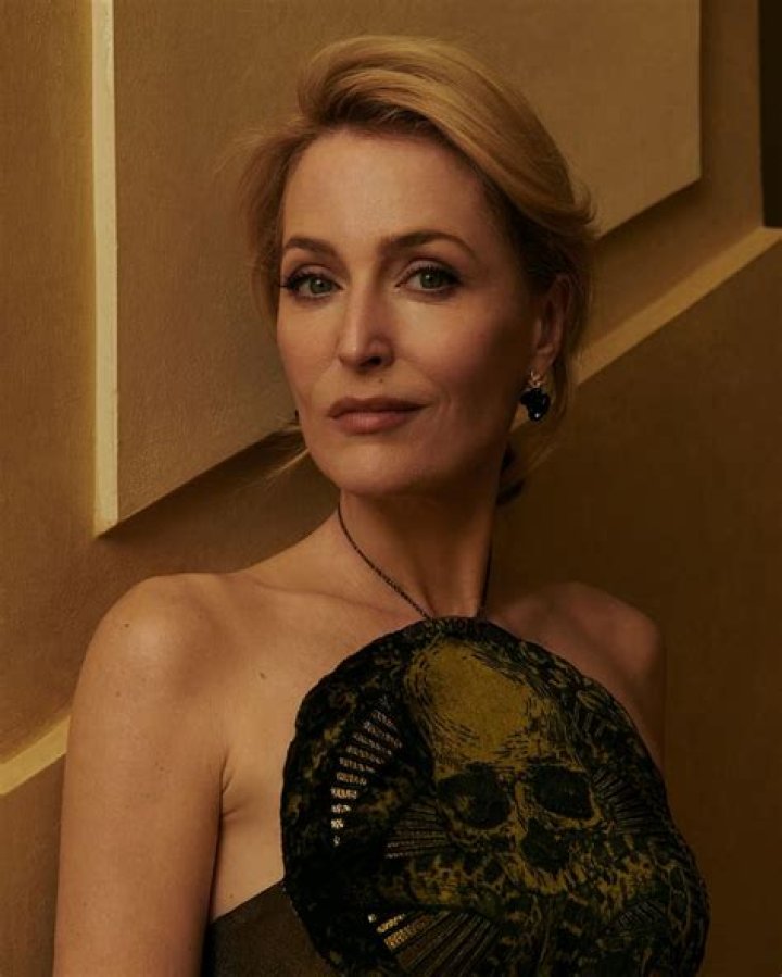 How tall is Gillian Anderson