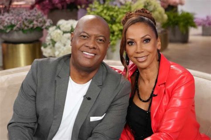 How tall is Holly Robinson Peete