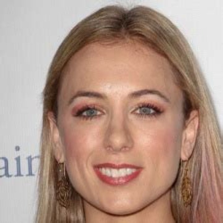How tall is Iliza Shlesinger