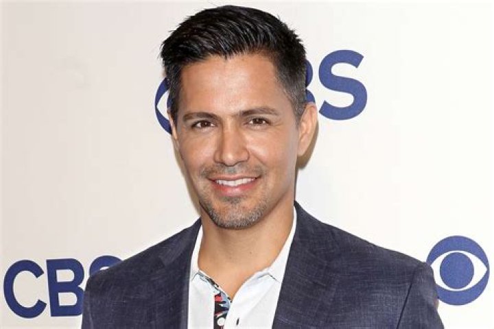How tall is Jay Hernandez
