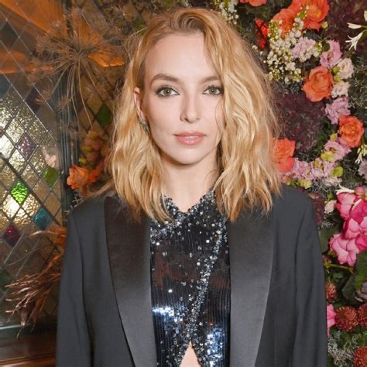 How tall is Jodie Comer