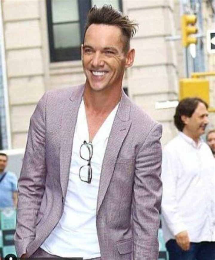 How tall is Jonathan Rhys Meyers