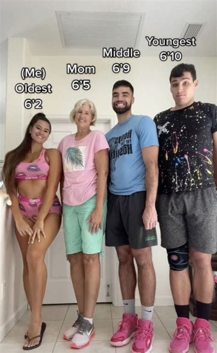 How tall is Lil Mama