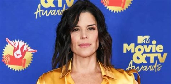 How tall is Neve Campbell