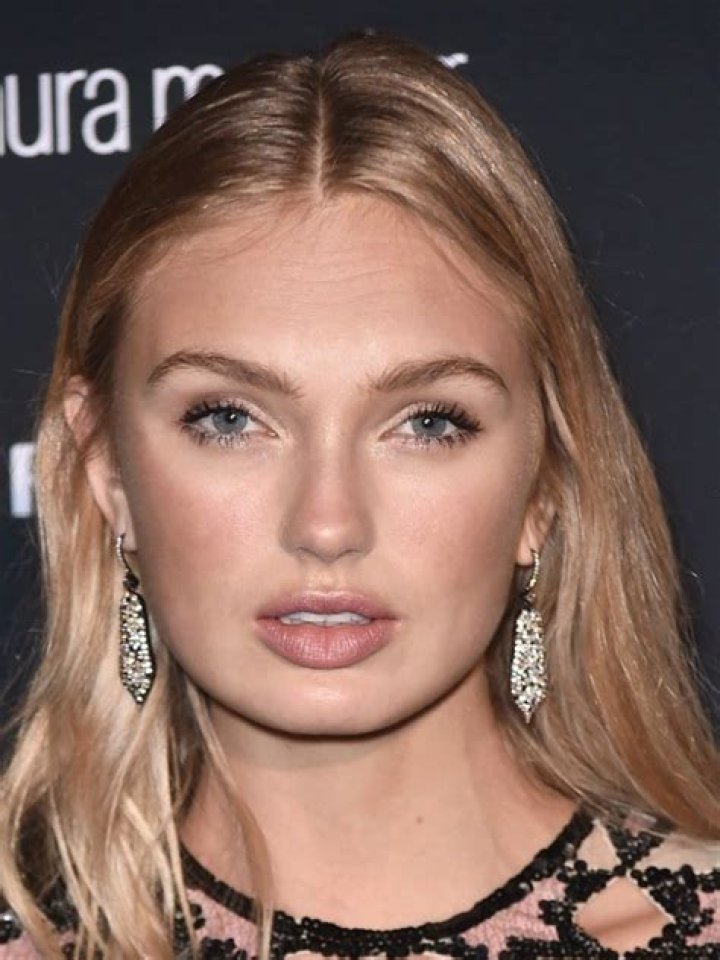 How tall is Romee Strijd