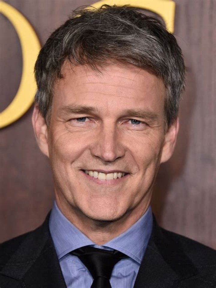 How tall is Stephen Moyer